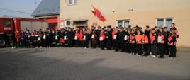 Wspólne zdjęcie przed remizą ze wszystkimi Młodzieżowymi Drużynami 