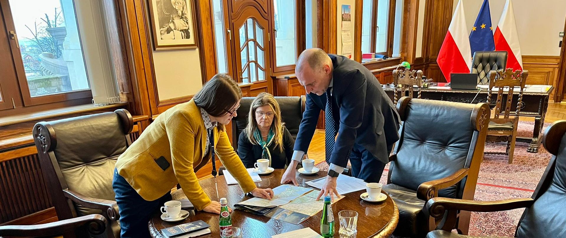 spotkanie w gabinecie wojewody 