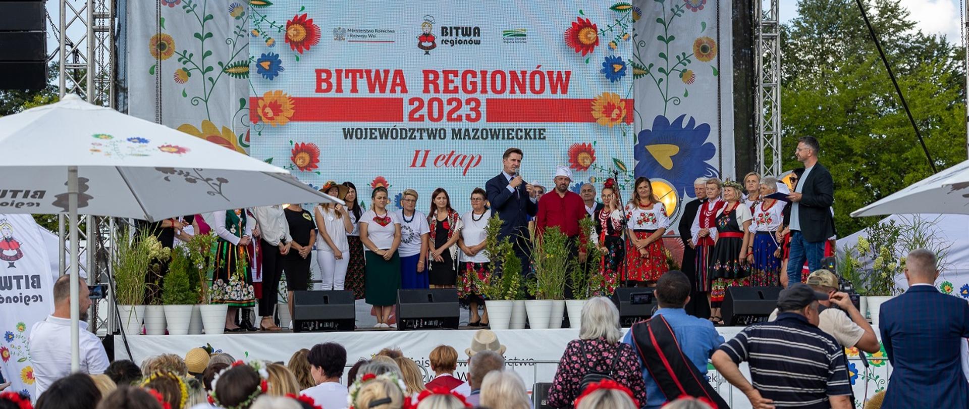 wiceminister Rafał Romanowski stojący na scenie podczas Bitwy Regionów