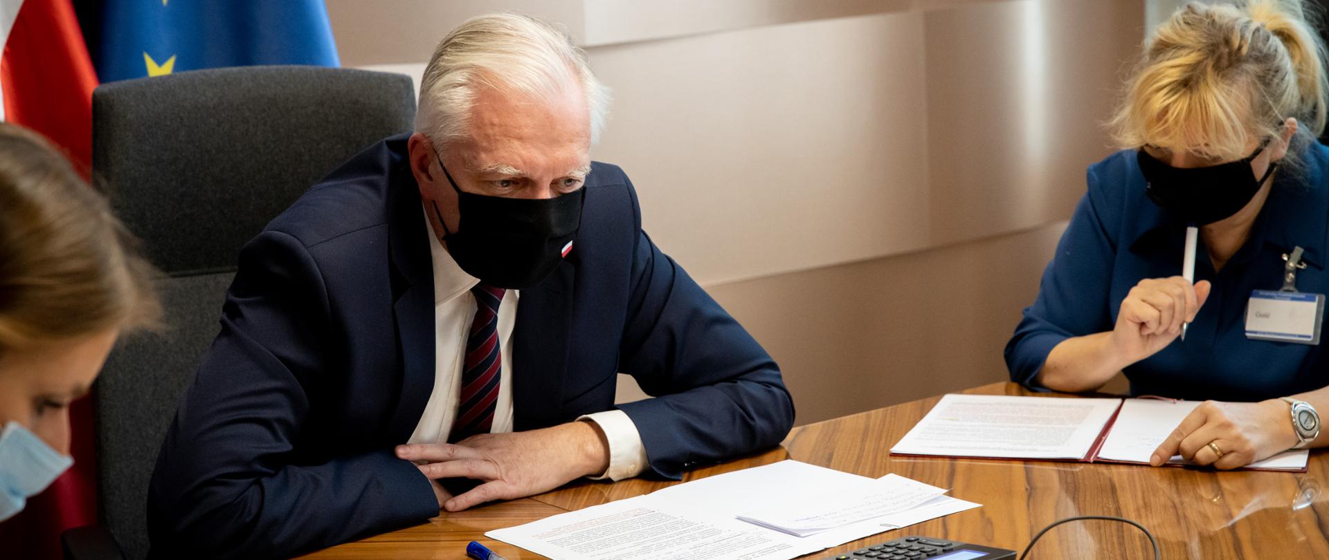 Jarosław Gowin przy stole podczas telekonferencji z Margrethe Vestager.