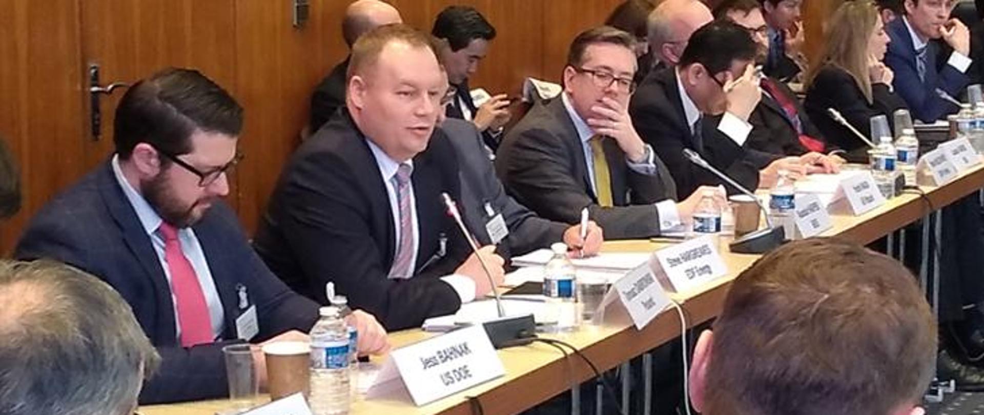 Na zdjęciu widoczna jest grupa osób drugi od lewej wiceminister energii Tomasz Dąbrowski 