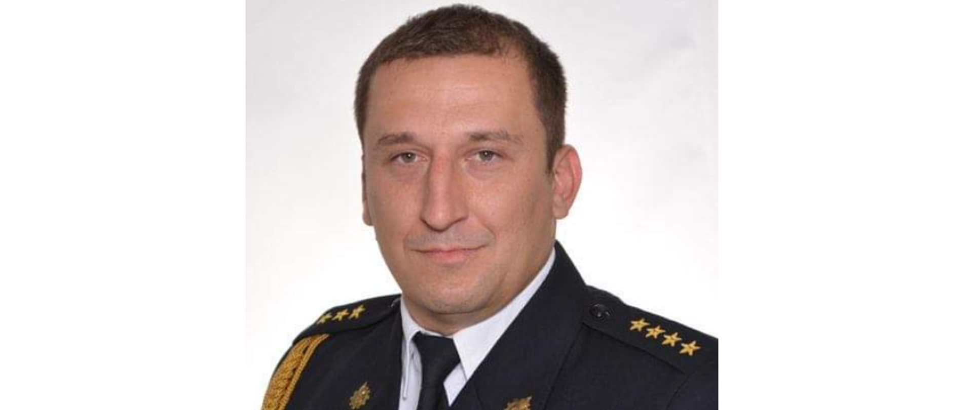 Na zdjęciu w mundurze wyjściowym na jasnym tle Zastępca Komendanta Miejskiego Państwowej Straży Pożarnej w Przemyślu st. kpt. Ireneusz Dryniak.