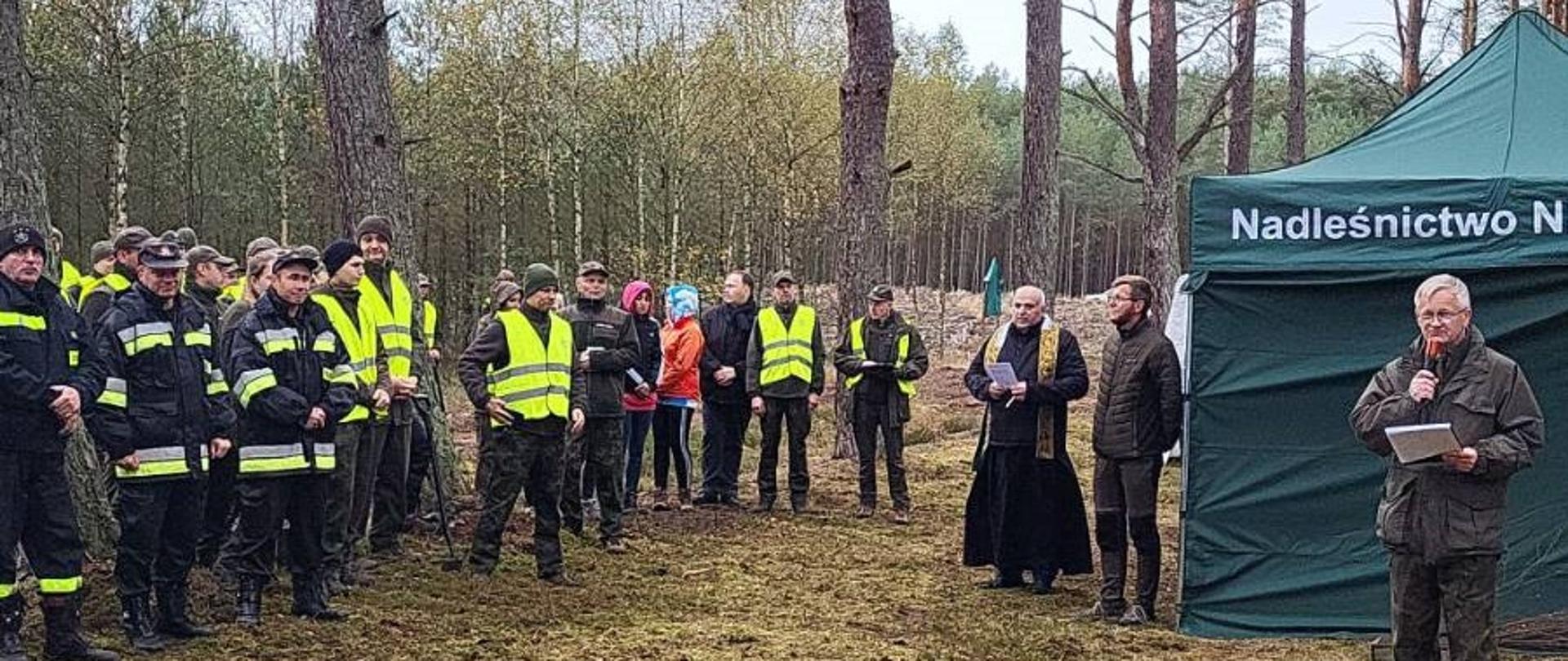 Zdjęcie przedstawia Nadleśniczego Nadleśnictwa Niedźwiady witającego uczestników wydarzenia. 