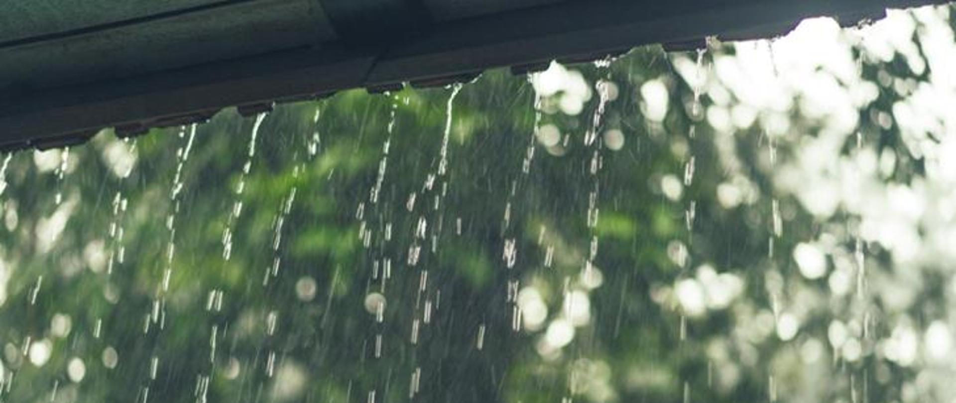 Deszcz ściekający z dachu