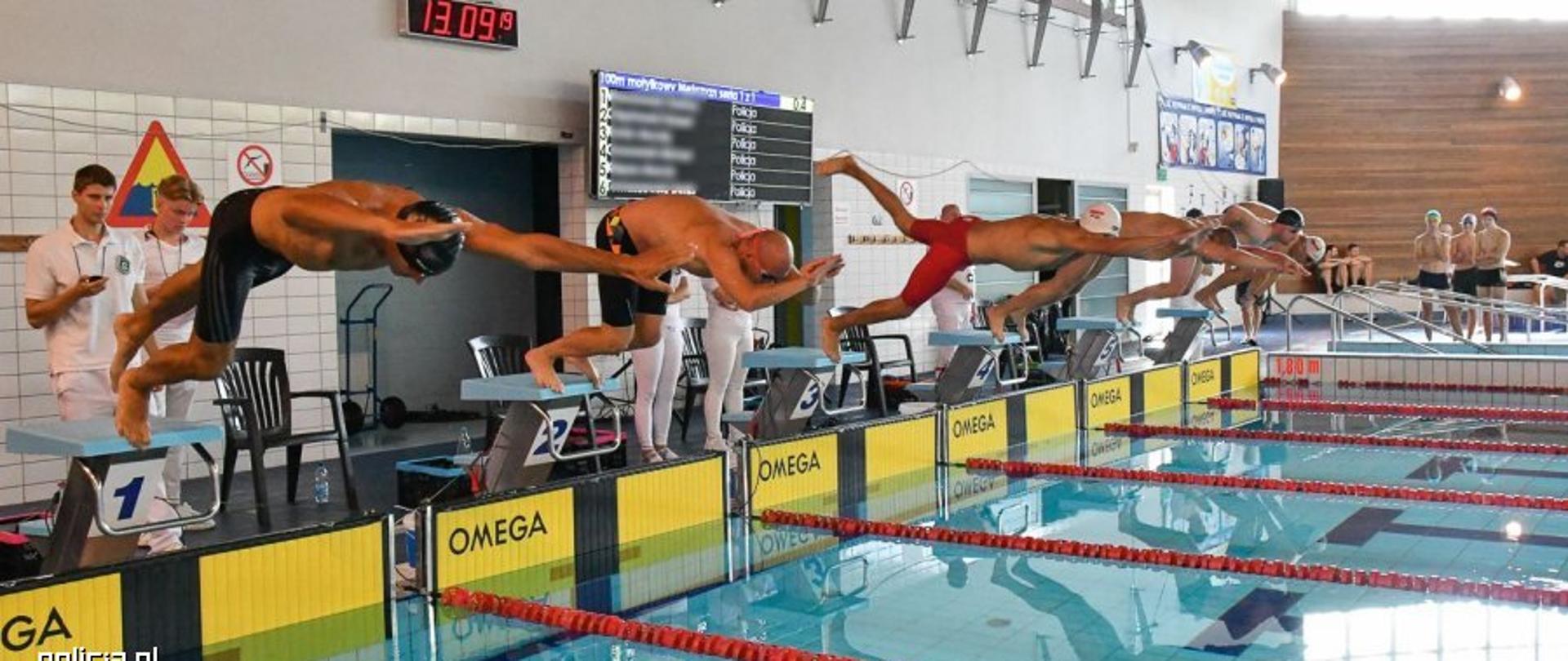 IV Ogólnopolskie Zawody Pływackie Służb Mundurowych im. kom. Wacława Lejko o Puchar Komendanta Głównego Policji - na zdjęciu pływacy skaczą do wody na basenie