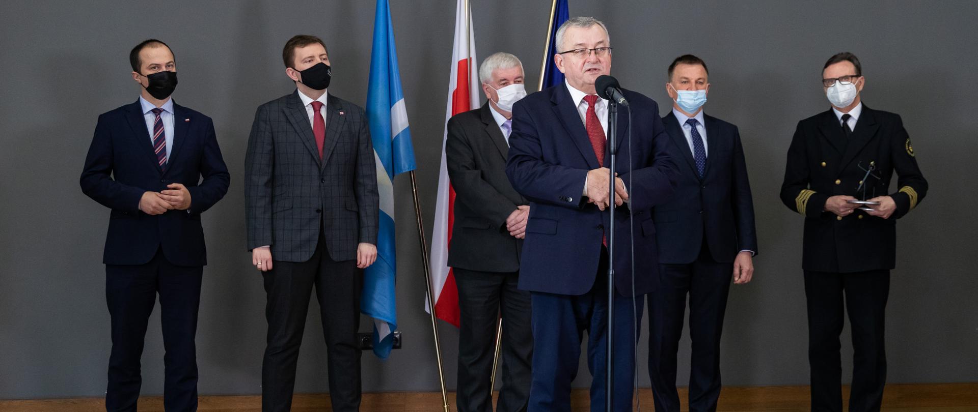 Minister Infrastruktury podczas konferencji prasowej w Nakle nad Notecią. 