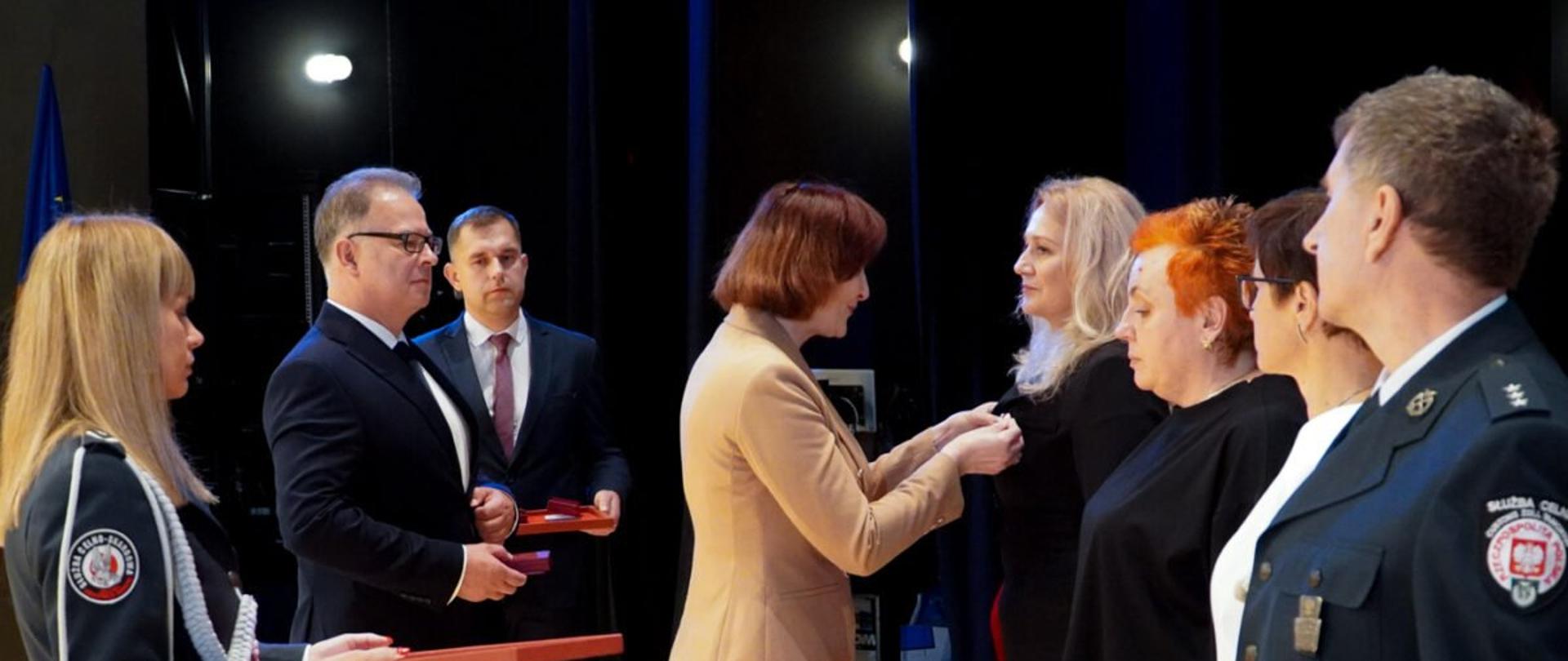 Wojewoda podkarpacki Ewa Leniart wręcza odznaczenia podczas Wojewódzkich obchodów Dnia Krajowej Administracji Skarbowej