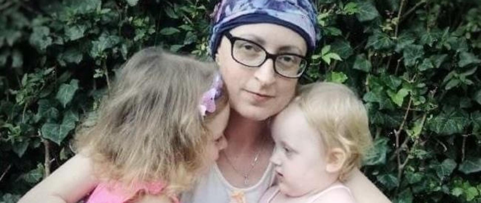 Na zdjęciu widać chorą Anię oraz dwie tulące się córki. 