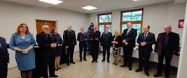 Na zdjęciu samorządowcy z powiatu opatowskiego, duchowieństwo oraz funkcjonariusze PSP oraz Policji