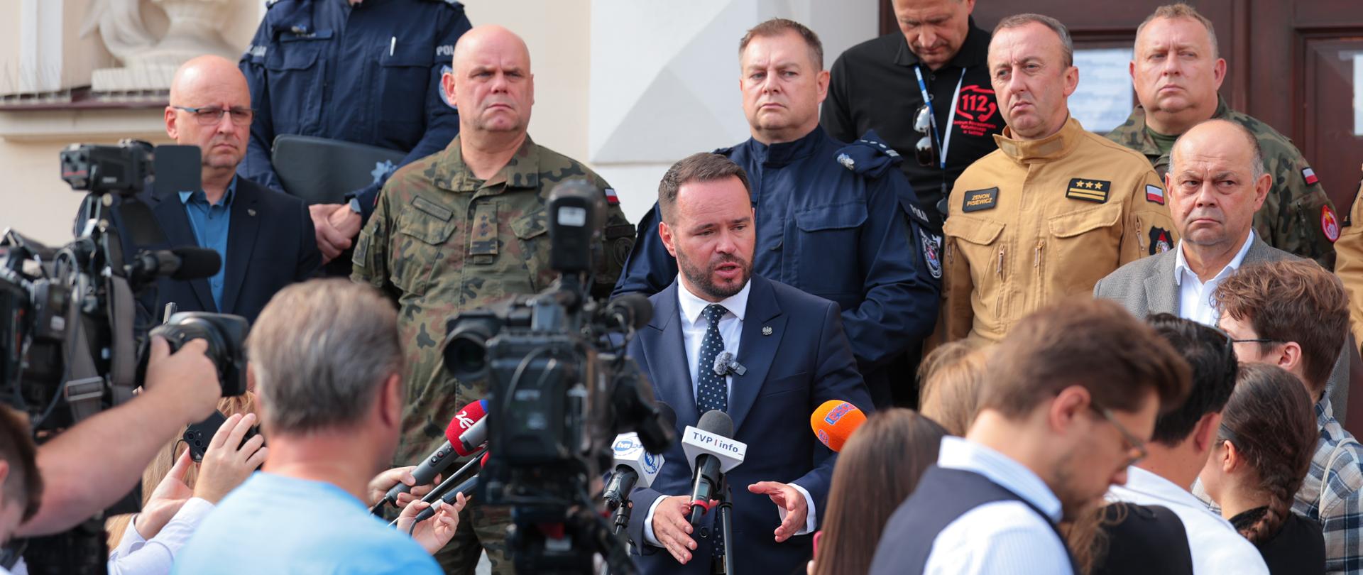 Briefing prasowy wojewody lubelskiego nt. bieżącej sytuacji związanej z naruszeniem polskiej przestrzeni powietrznej na terenie województwa.
