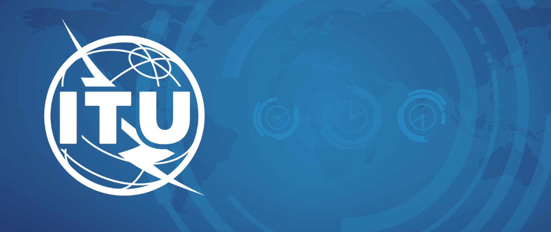 Białe logo ITU na niebieskim tle. Z tyłu widoczne trzy tarcze zegarowe i mapa świata.