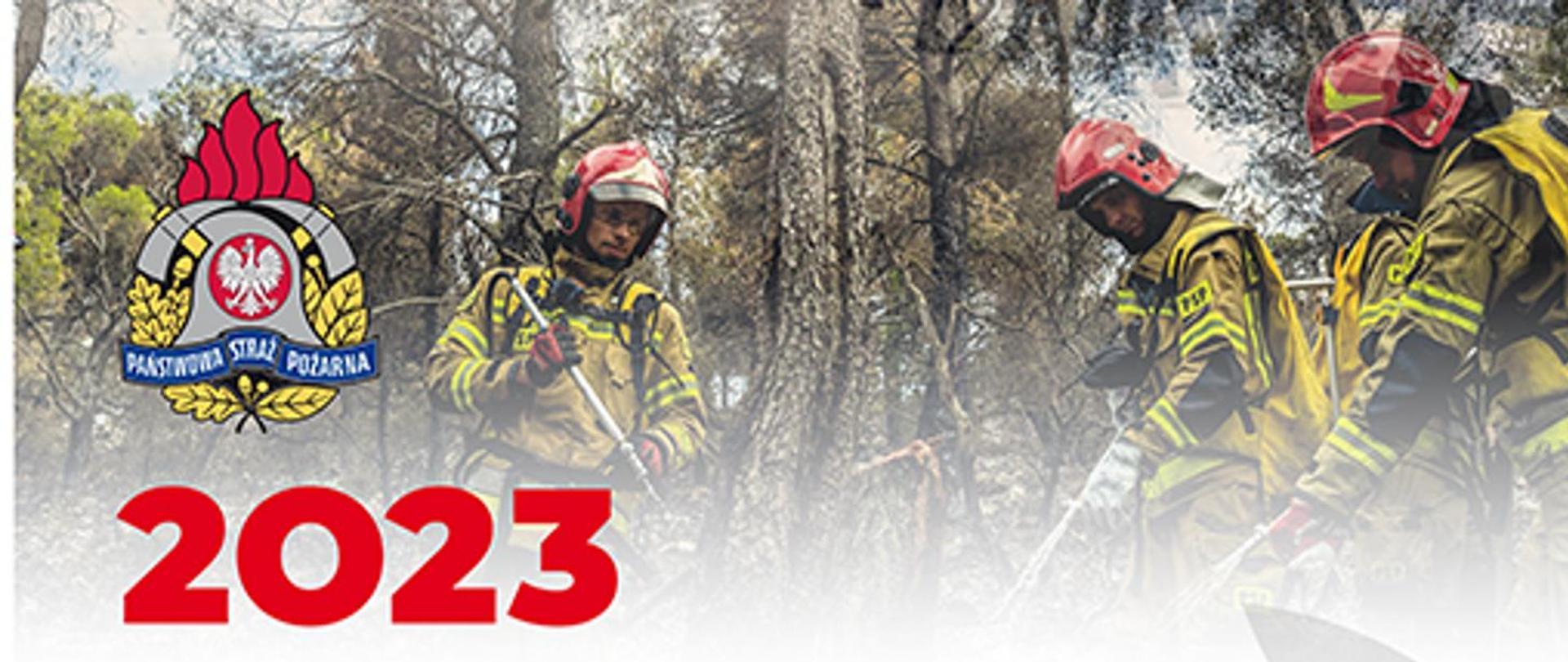 Górna część kalendarza, z lewej logo PSP, w środku i z prawej trzech strażaków gaszących pożar lasu hydronetkami, wszyscy w żółtych ubraniach specjalnych i czerwonych hełmach.