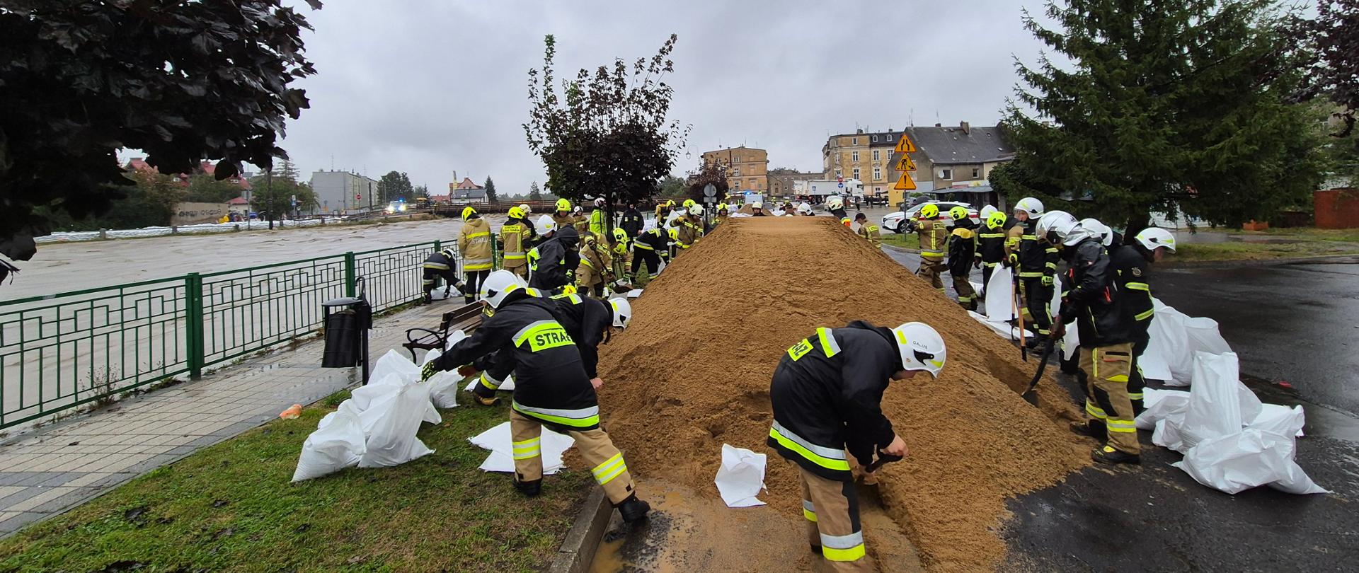 Układanie wału z worków z piaskiem w Głuchołazach