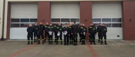 Na zdjęciu druhowie OSP oraz zastępca Komendanta Powiatowego PSP oraz dowódca JRG