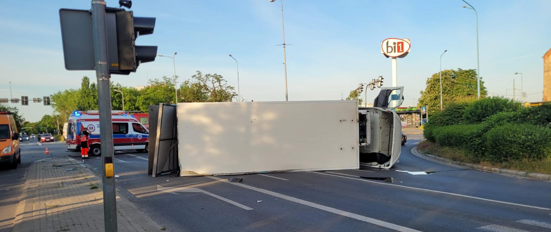 Zderzenie samochodu ciężarowego z osobowym w Legnicy ul. Moniuszki