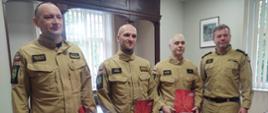 zdjęcie grupowe wyróżnionych wraz z komendantem PSP