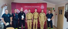 Na zdjęciu widać komisję egzaminacyjną razem z laureatami szkolenia.