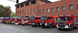 Zdjęcie zrobione przed siedzibą KP PSP w Gnieźnie. Na zdjęciu widać samochody pożarnicze biorące udział w ćwiczeniach