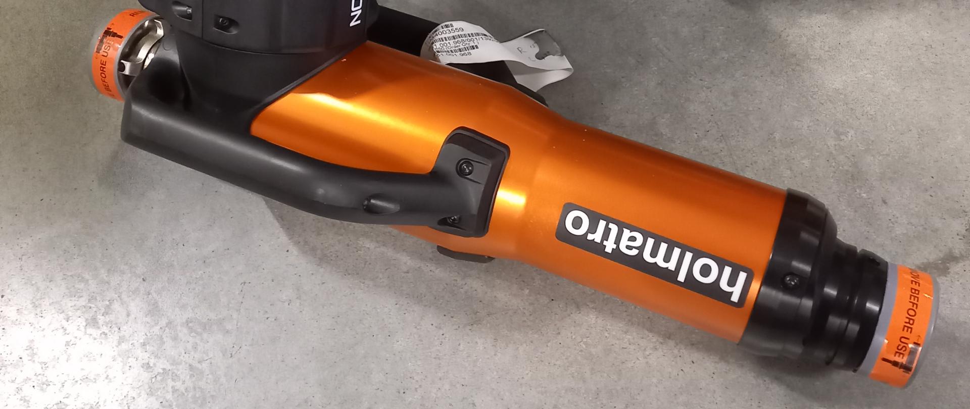 Sprzęt strażacki leży na posadce w budynku.