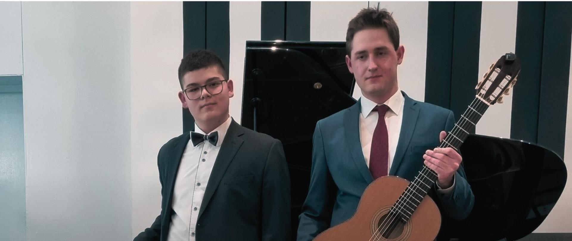 Plakat informujący o koncercie uczniów Kamila Gadliny i Mikołaja Stefańskiego, który odbędzie się 27.05.2023 o godz. 17.00
Na plakacie zdjęcia uczniów z fortepianem i gitarą.