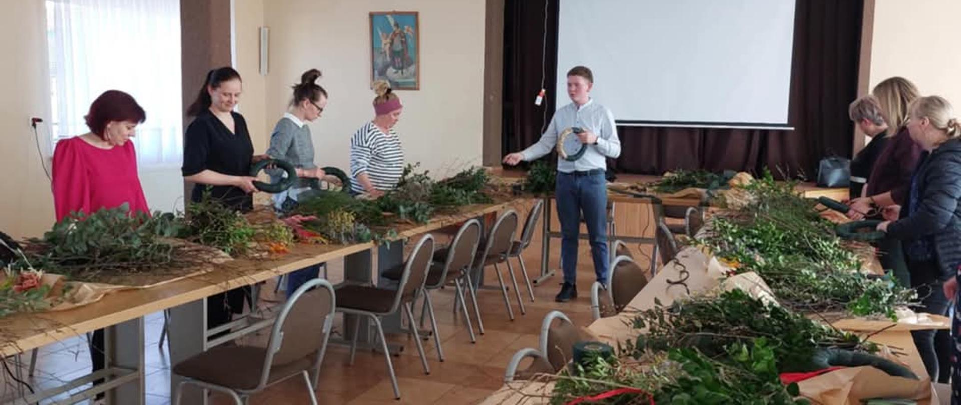 Zdjęcie przedstawia przebieg zajęć z mistrzem florystyki
