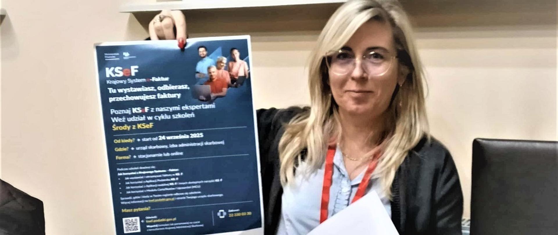 Kobieta prezentuje plakat 