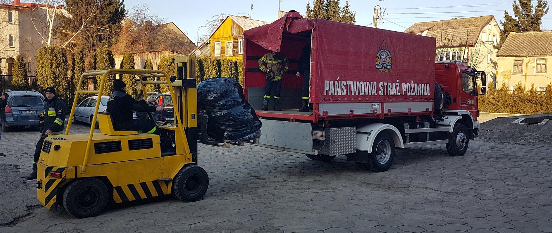 Na zdjęciu załadunek sprzętu strażackiego, który zostanie przekazany dla ukraińskich strażaków.