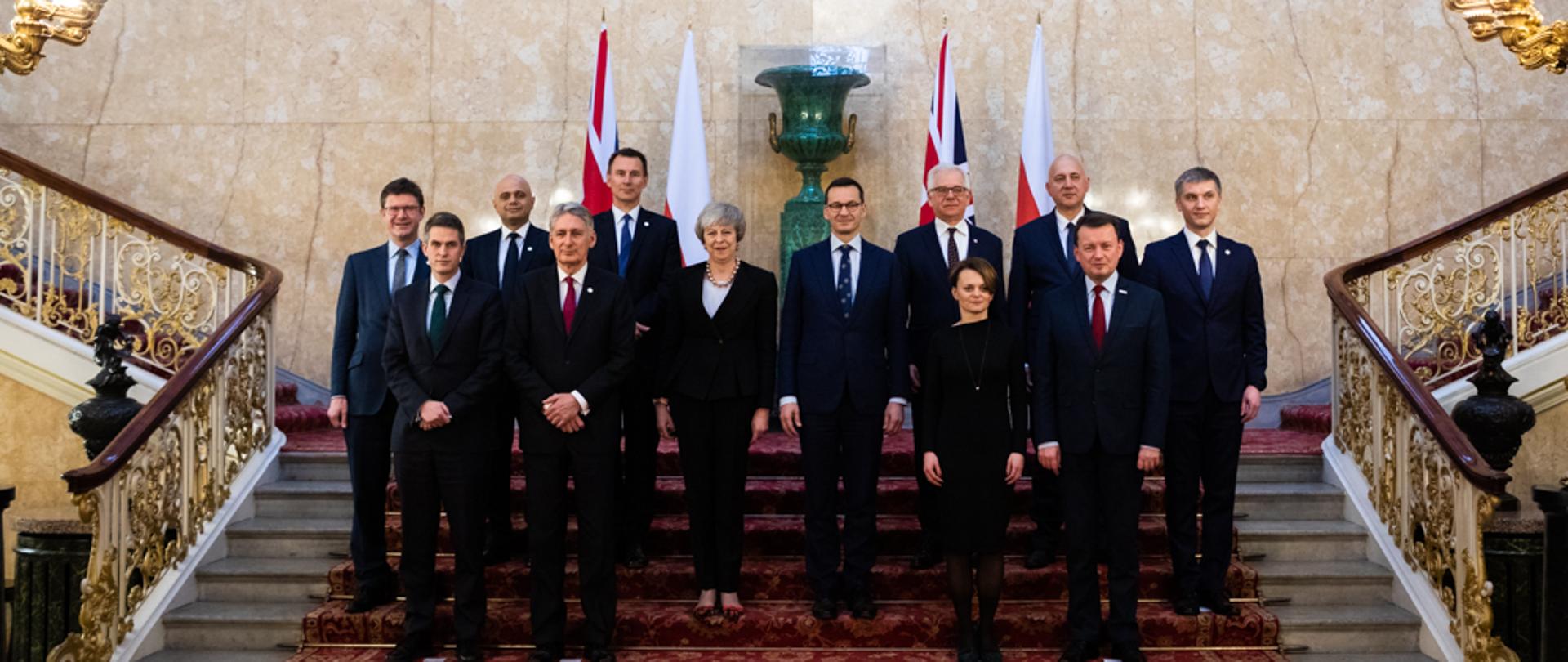 Wspólne zdjęcie na schodach premierów Polski i Wielkiej Brytanii oraz ministrów polskich i brytyjskich podczas polsko-brytyjskich konsultacji międzyrządowych w Londynie.