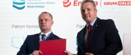 Wojewoda Mikołaj Bogdanowicz wręcza przedstawicielowi Wód Polskich pamiątkowy grawerton