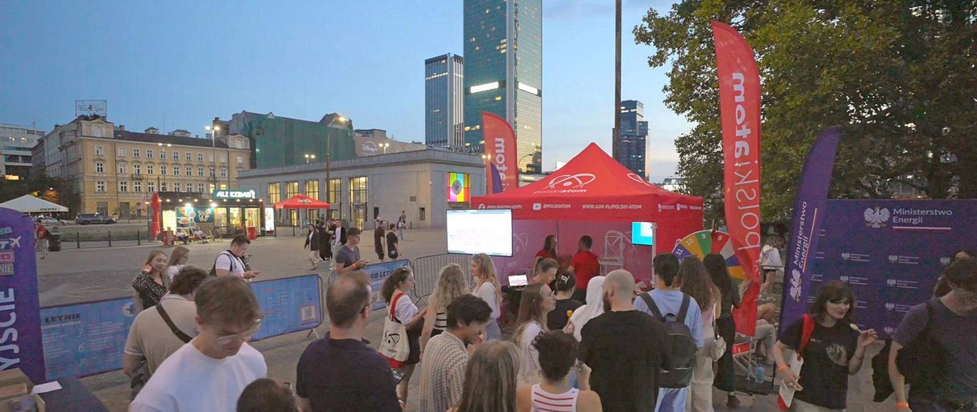 Stoisko edukacyjne Polski Atom na kinie letnim w Warszawie