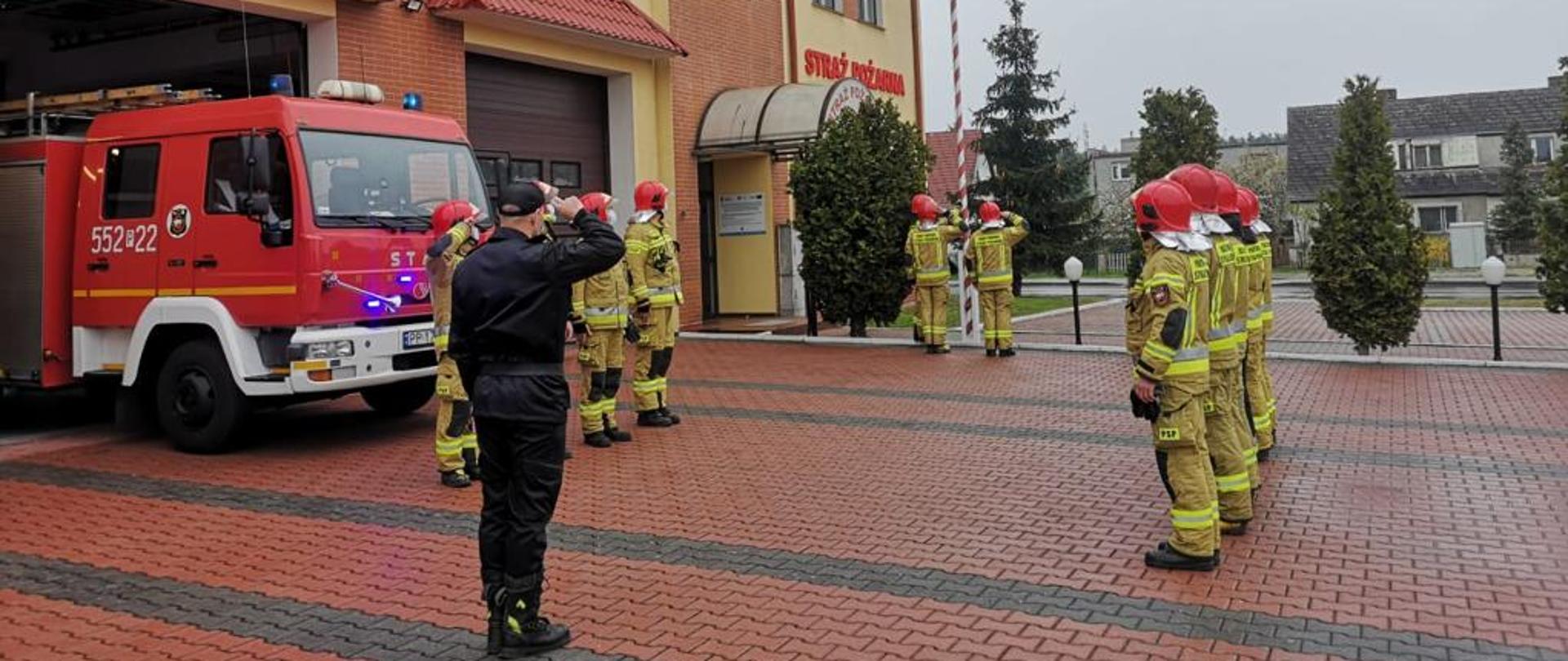 Na zdjęciu widnieją strażacy w trakcie uroczystego podniesienia flagi państwowej z okazji Dnia Flagi. 