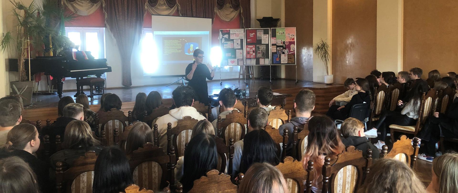 Zdjęcie przedstawia uczniów i prelegenta podczas spotkania w LO Gryfice