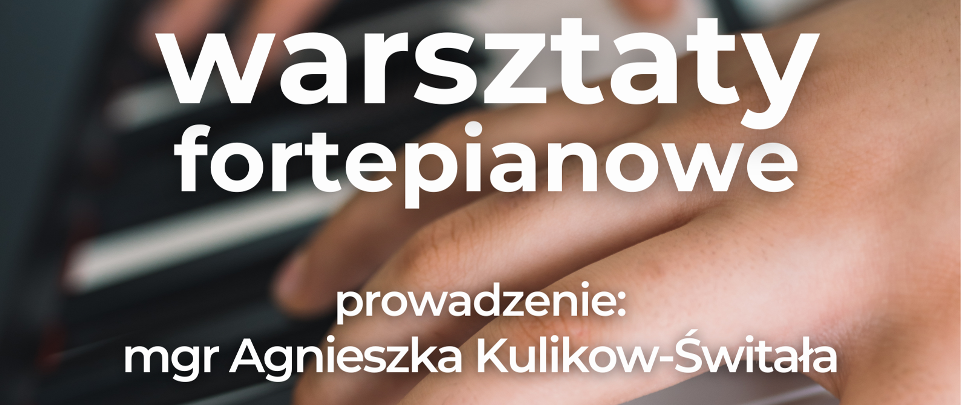 Tło plakatu to w kolorze biało-czarnym klawiatura fortepianu na której widoczne dwie "grające dłonie". Na środku informacja o treści "warsztaty fortepianowe, prowadzenie mgr Agnieszka Kulikow-Świtała, warsztaty przeznaczone dla uczniów PSM w Tarnowskich Górach i ich rodziców, 28.02.2023 godz.14.30" W górnej części plakatu nazwa szkoły "
Państwowa Szkoła Muzyczna I stopnia w Tarnowskich Górach.