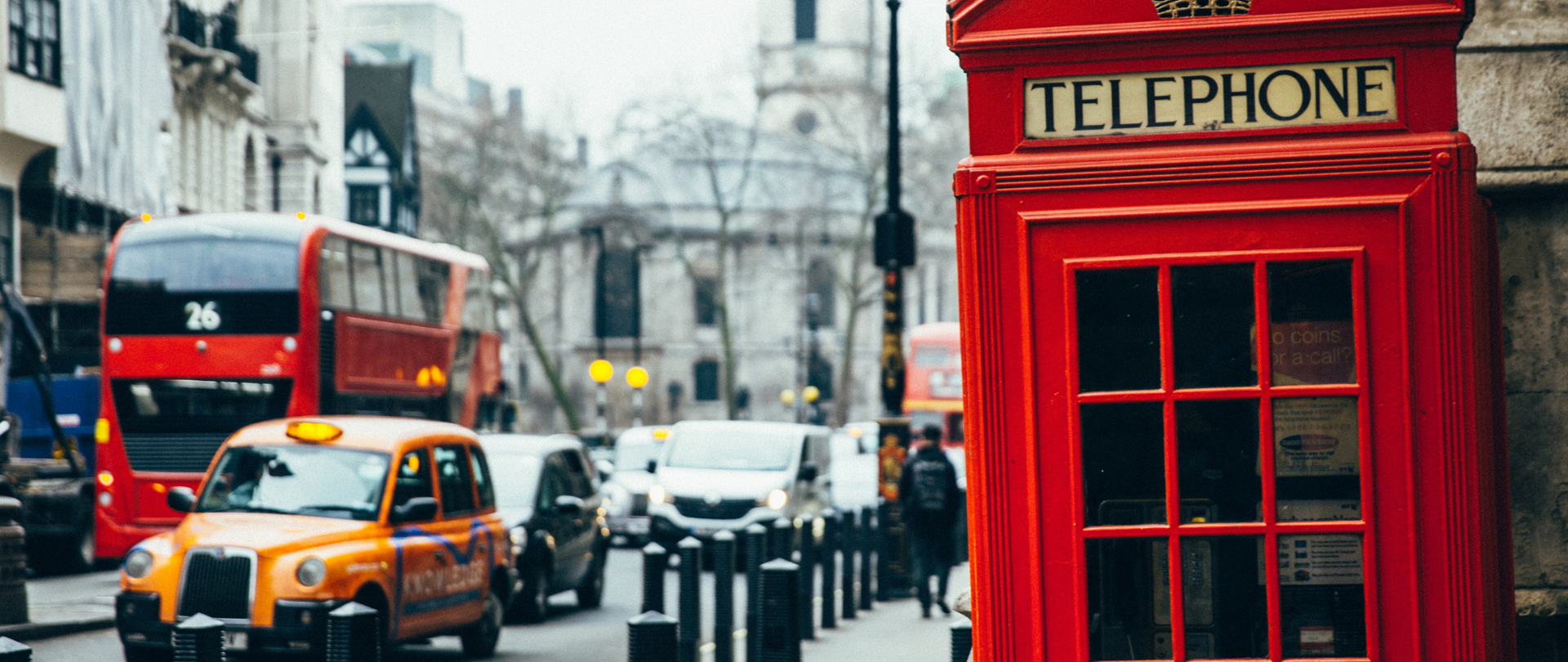 Ulica w Londynie. Na pierwszym planie czerwona budka telefoniczna