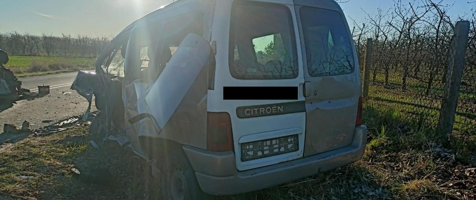 Na zdjęciu widnieje samochód osobowy po wypadku drogowym. 