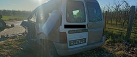 Na zdjęciu widnieje samochód osobowy po wypadku drogowym. 