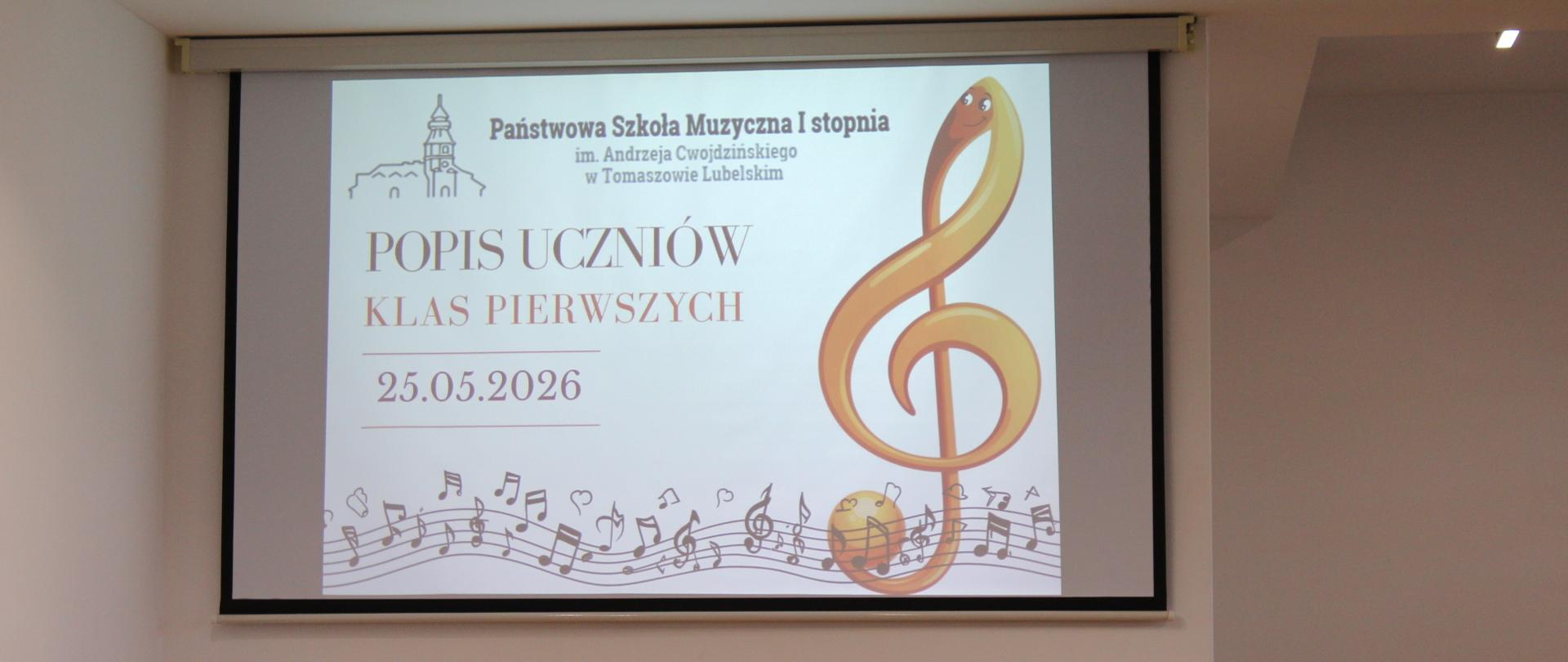 zdjęcie plakatu wyświetlanego na projektorze, zawiera złoty klucz wiolinowy, nutki na pięciolinii oraz treść