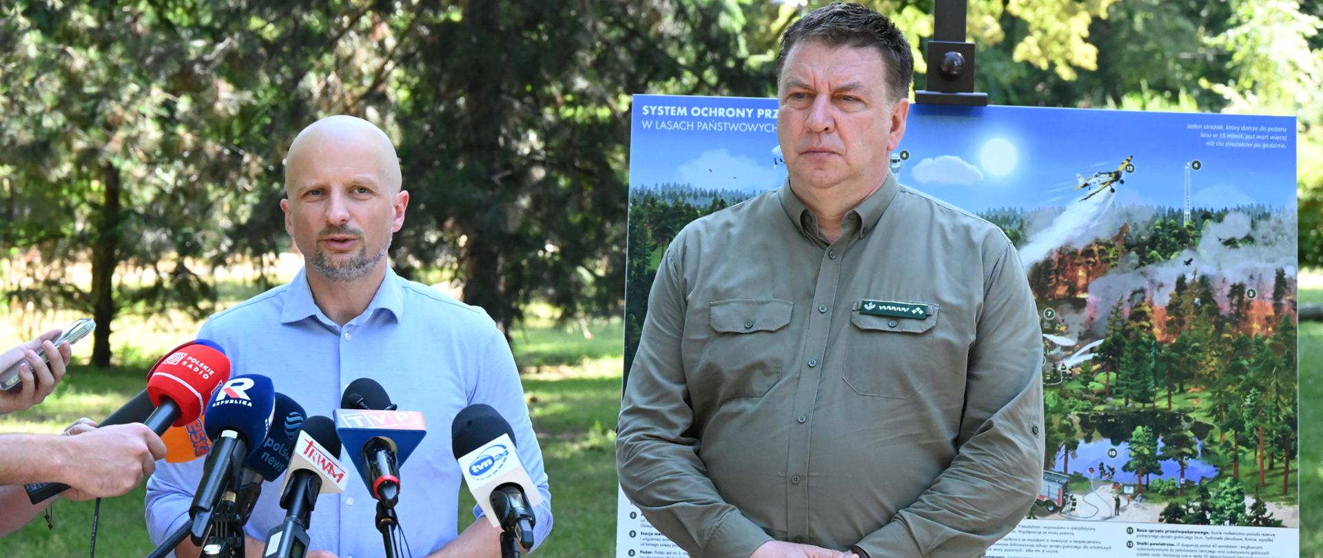 Wiceminister klimatu i środowiska Mikołaj Dorożała i Dyrektor Lasów Państwowych Adam Wasiak 