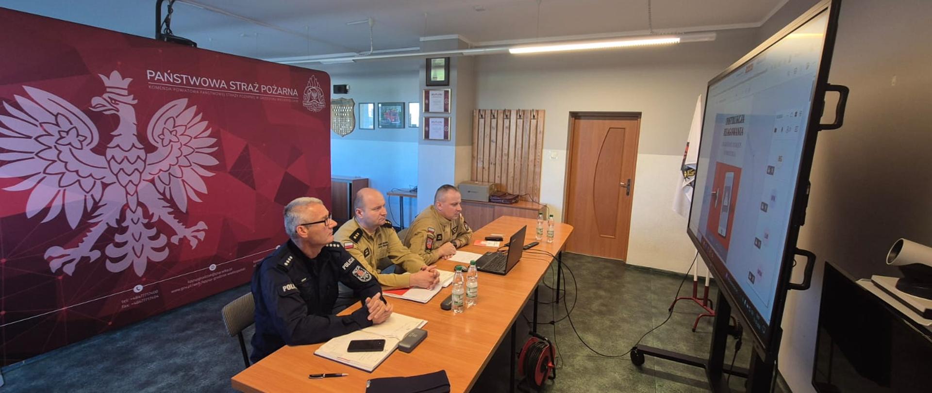 Bezpieczeństwo placówek oświatowych tematem wideokonferencji służb i dyrektorów szkół