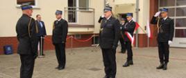 Zdjęcie przedstawia moment przekazania obowiązków Komendanta Powiatowego.