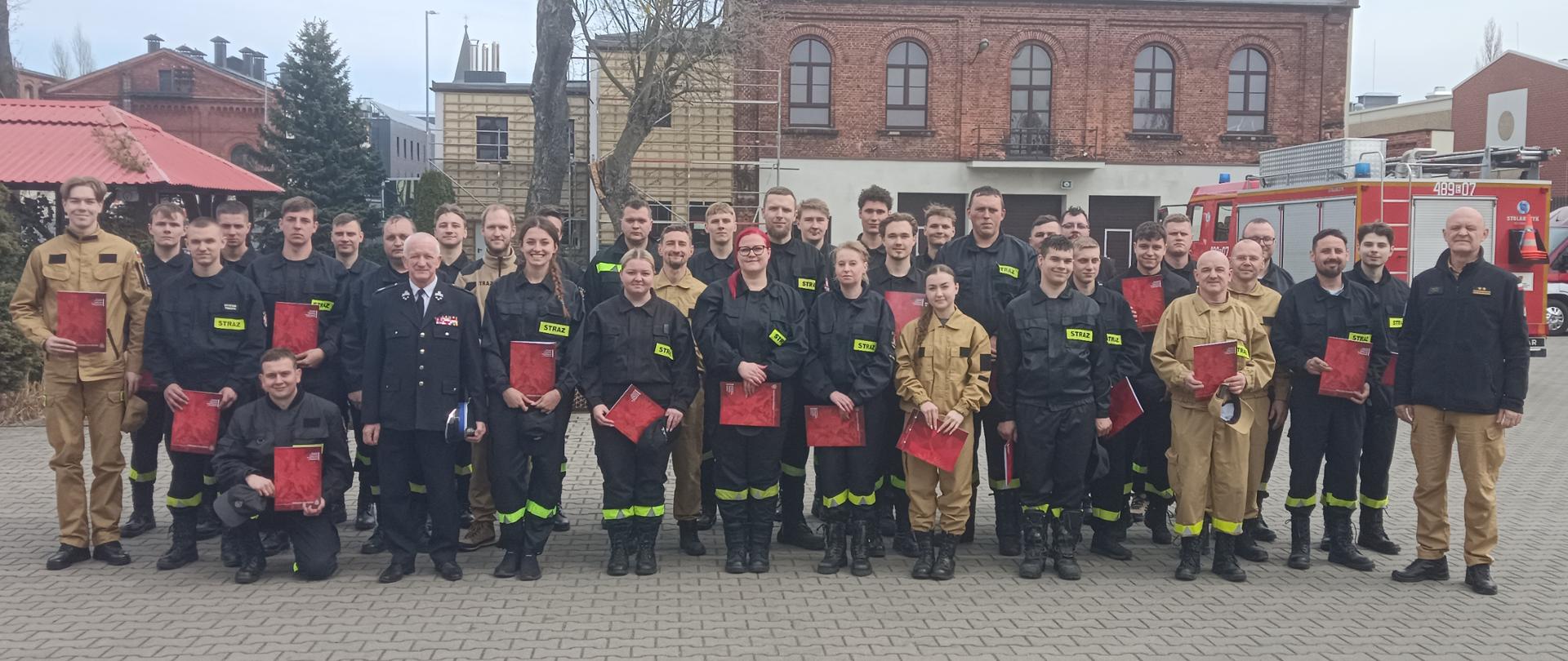 Na zdjęciu absolwenci szkolenia podstawowego dla strażaków ratowników Ochotniczych Straży Pożarnych. 