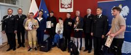 Na zdjęciu widoczny jest Świętokrzyski Komendant Wojewódzki Państowej straży pożarnej starszy brygadier Marcin Charuba oraz Komendant Powiatowy Państowej straży pożarnej w ostrowcu Świętokrzyski młodszy brygadier Marcin Jasiński wraz z młodymi bohaterami podczas odbioru podziekowań za ich bohaterski czyn.