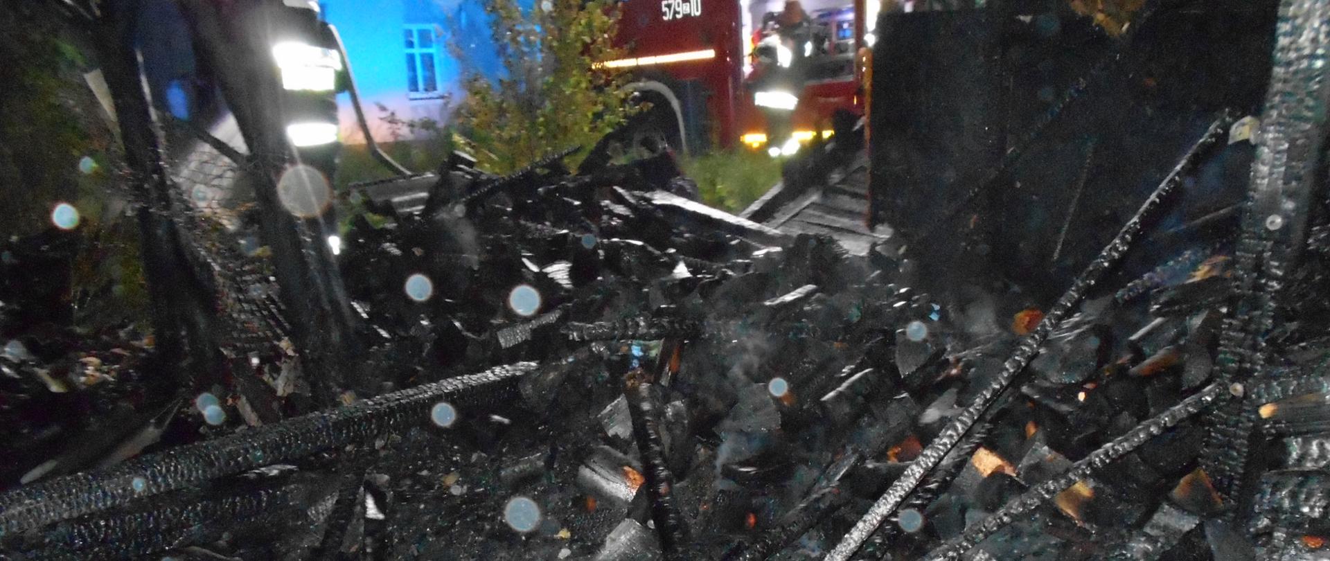 Zdjęcie przedstawia zgliszcza spalonego budynku gospodarczego