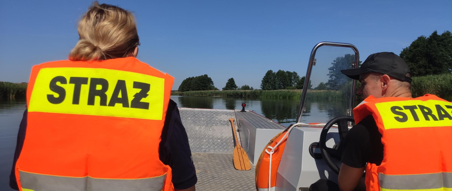 Na łodzi płyną strażacy i policjanci, rozpoznają zalew w roszkowie