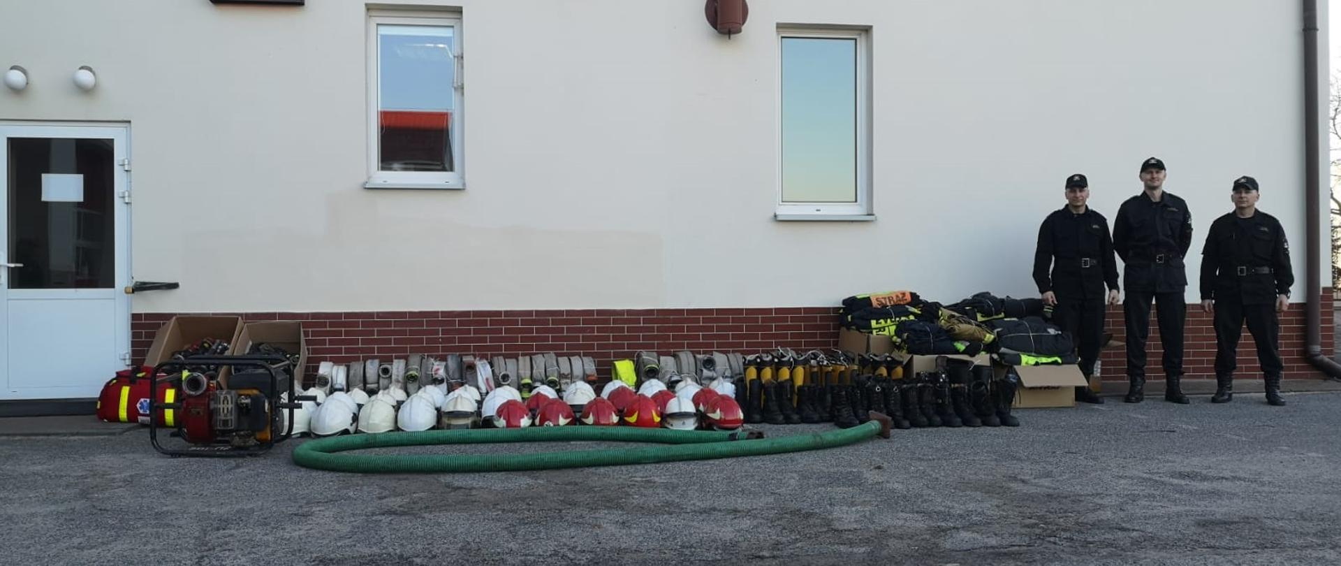 Zdjęcie przedstawia plac Komendy Powiatowej Państwowej Straży Pożarnej w Radziejowie, na którym znajduje się sprzęt zebrany od strażaków OSP z terenu powiatu radziejowskiego oraz z jednostki ratowniczo - gaśniczej Komendy Powiatowej Państwowej Straży Pożarnej w Radziejowie.