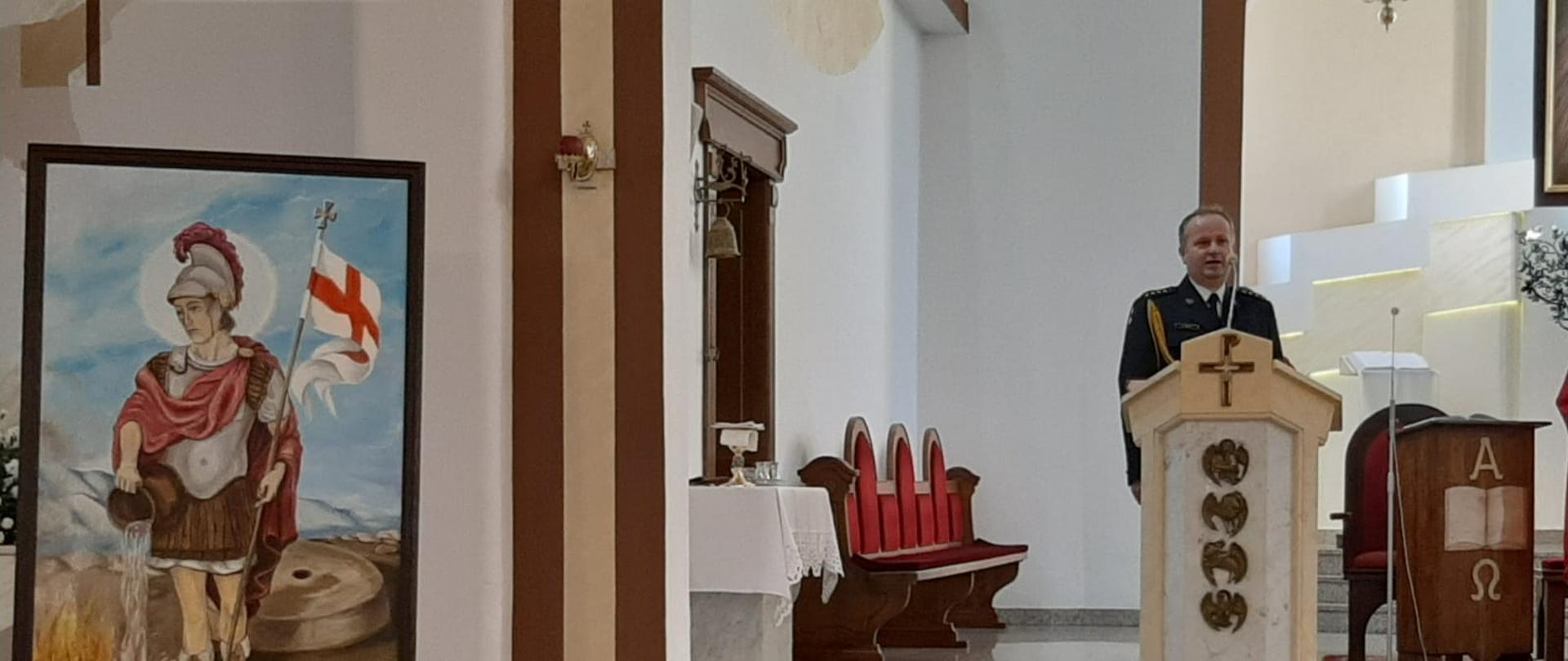 Komendant Powiatowy podczas mszy św. z okazji dnia strażaka