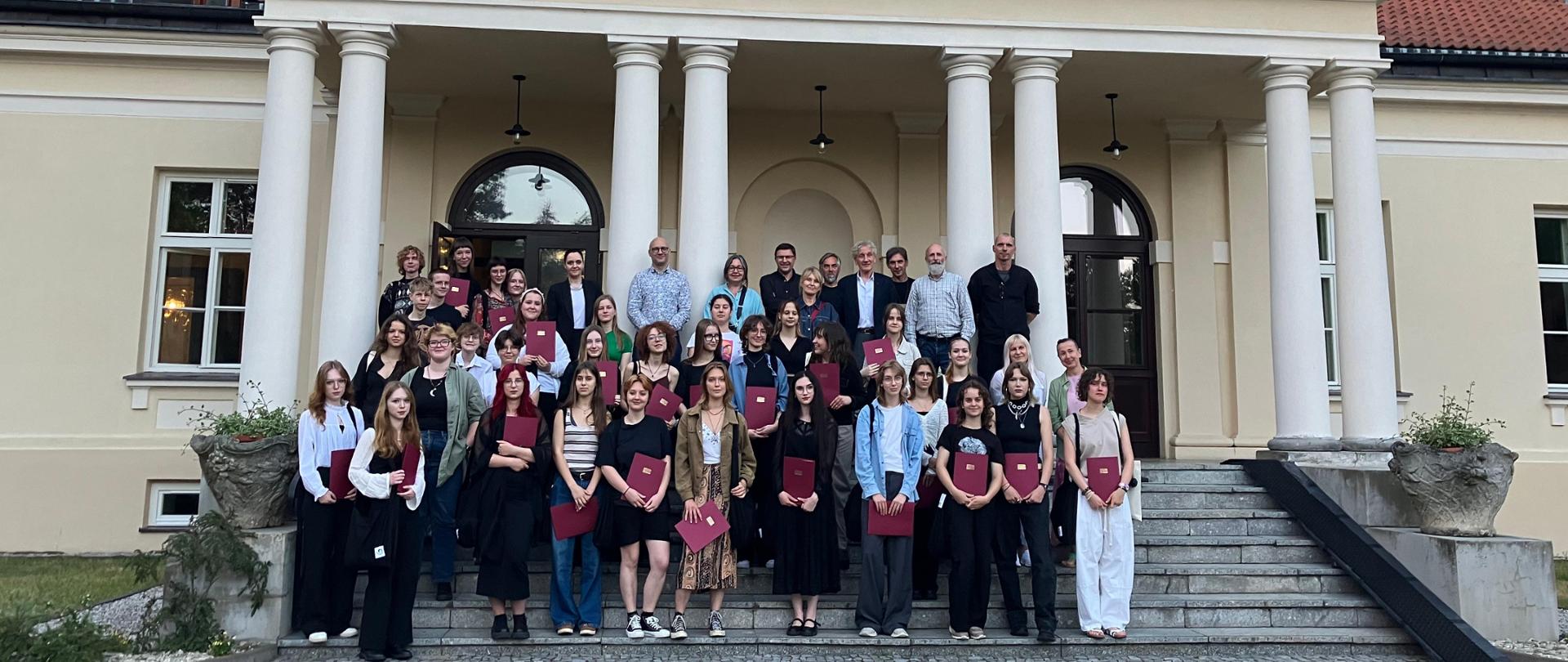 Uczestnicy konkursu plastycznego CEA - zdjęcie na schodach pałacu w Dłużewie