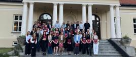 Uczestnicy konkursu plastycznego CEA - zdjęcie na schodach pałacu w Dłużewie