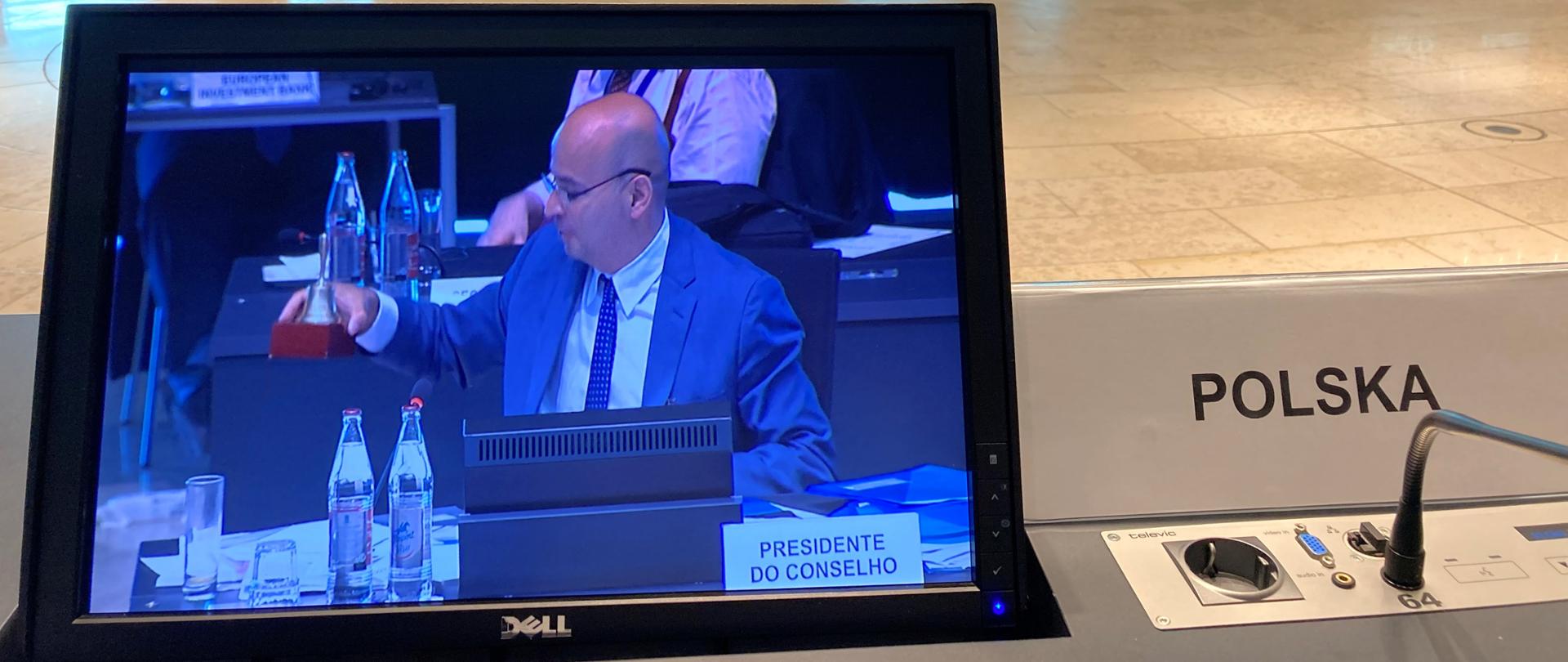 Po lewej stronie Przewodniczący Rady a w tle uczestnicy spotkania