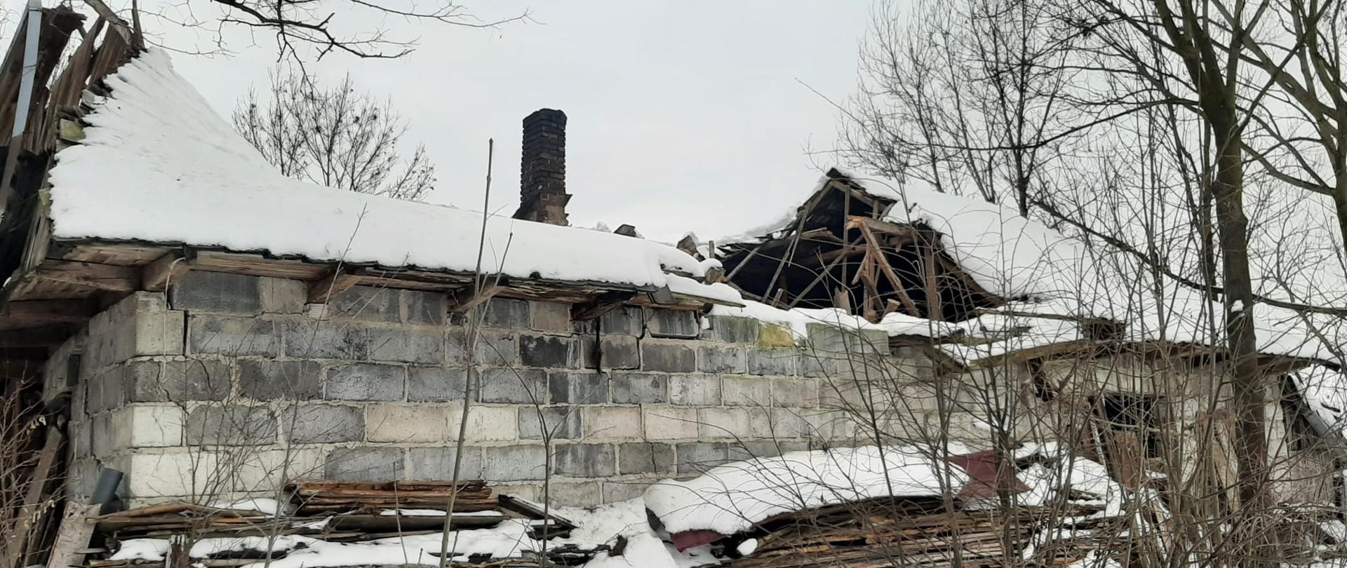 Uszkodzony dach na budynku mieszkalnym.